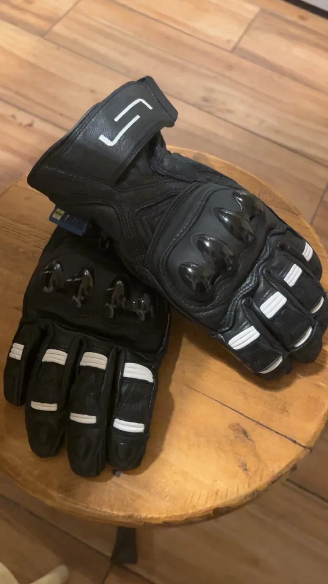 Motorcycle gear - Image 2