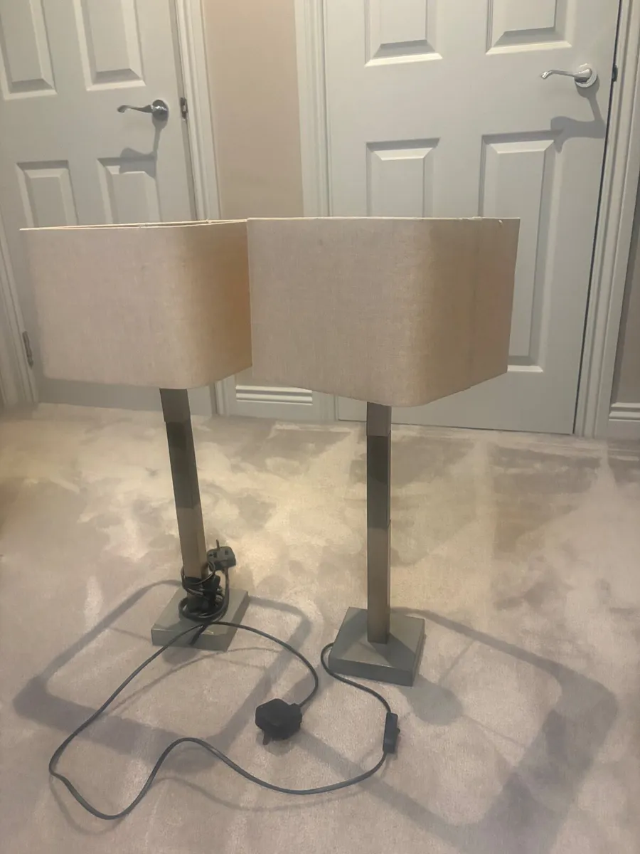 2 matching lamps and shades - Image 1