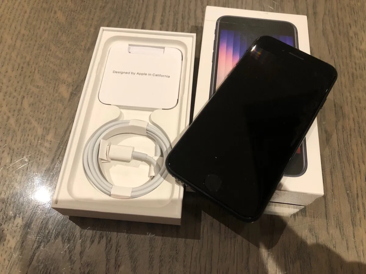 iPhone SE 3 2022 - Image 1