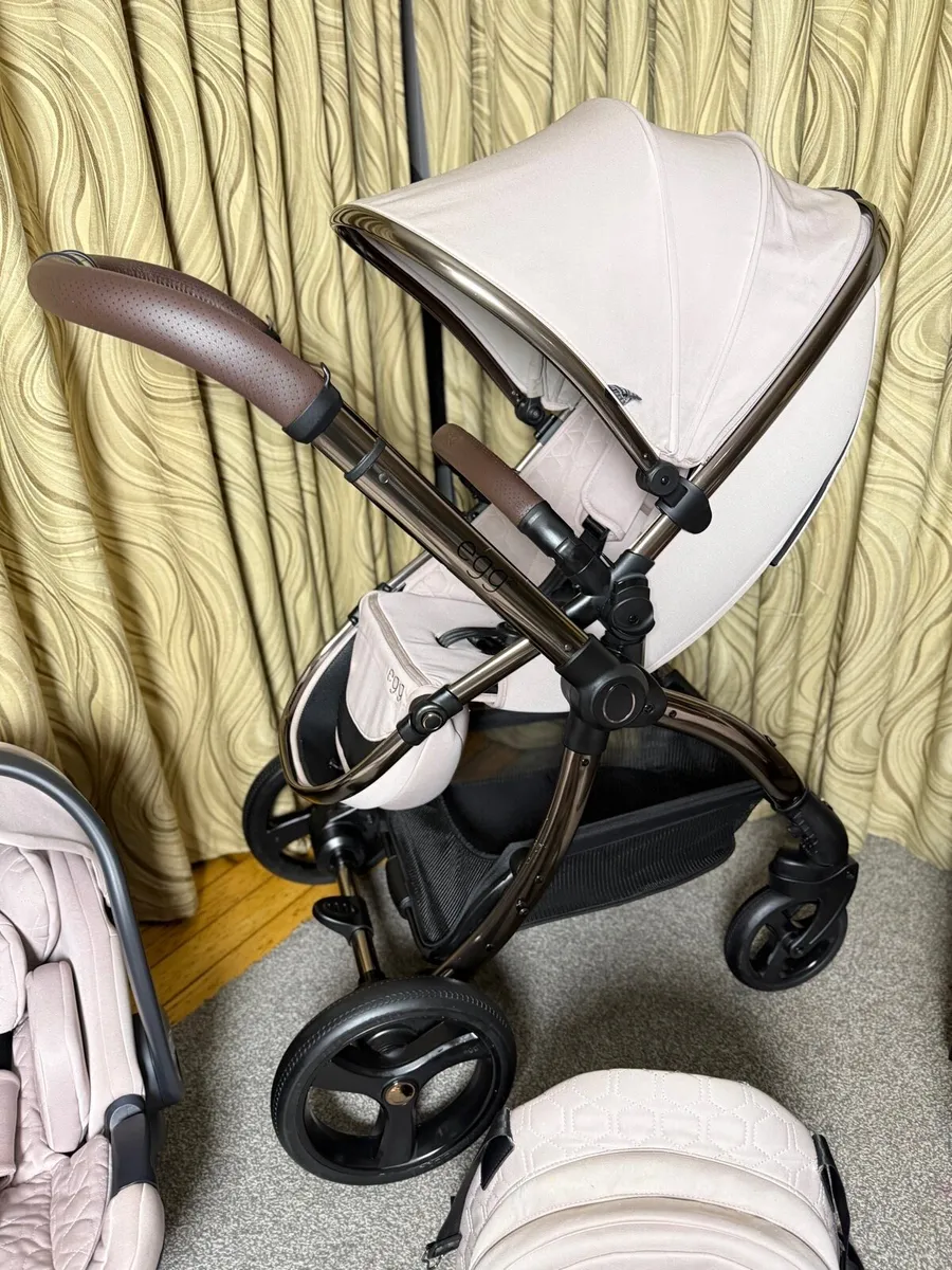 Full Egg 2 like new pram buggy travel system - Image 3