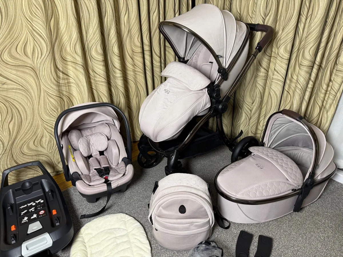 Full Egg 2 like new pram buggy travel system - Image 4