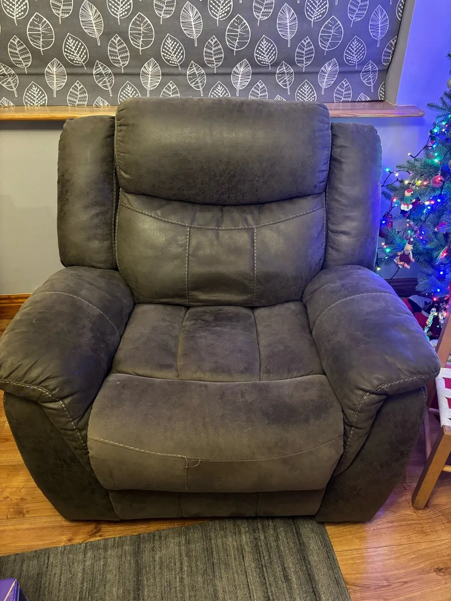 Large 2 seater recliner couch & chairs - Image 3