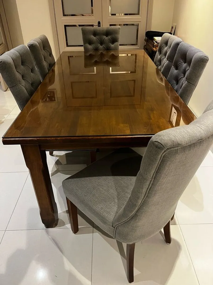 dinning room table and 6 chairs