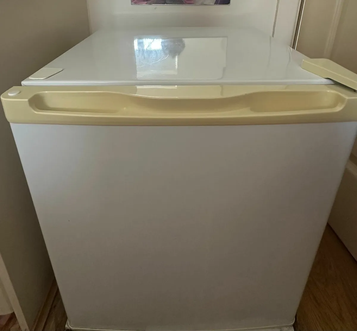 Compact Fridge with Ice Box – Excellent Condition - Image 2
