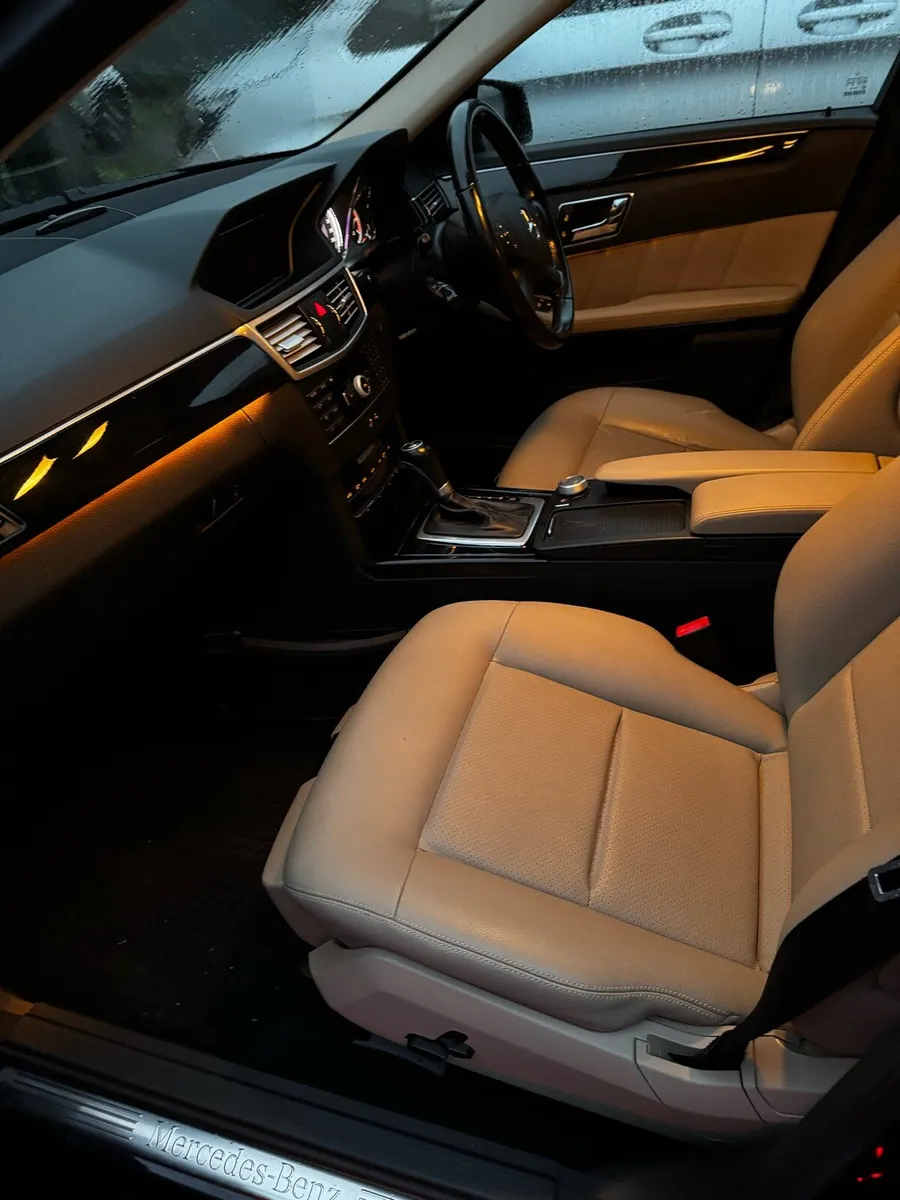 2011 Mercedes E200d - Image 4