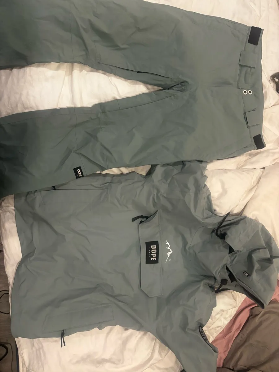 Ski jacket and pants (women) - Image 1