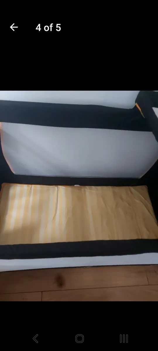 Travel cot with changer - Image 3