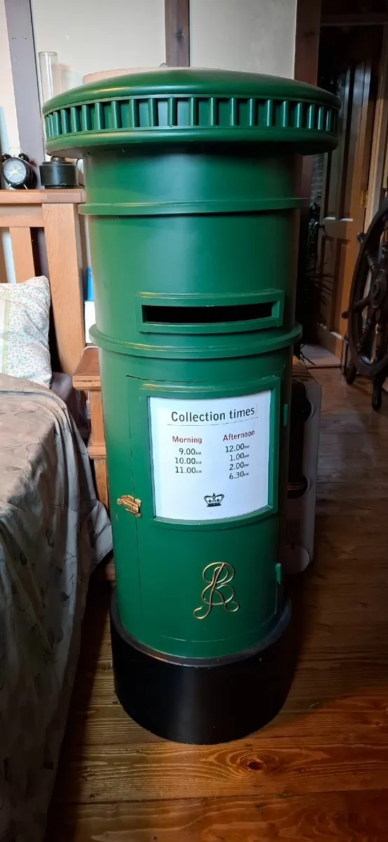 Replica traditional style post box - Image 1