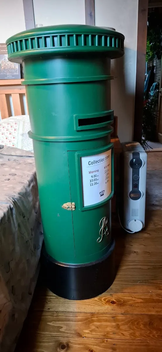 Replica traditional style post box - Image 2