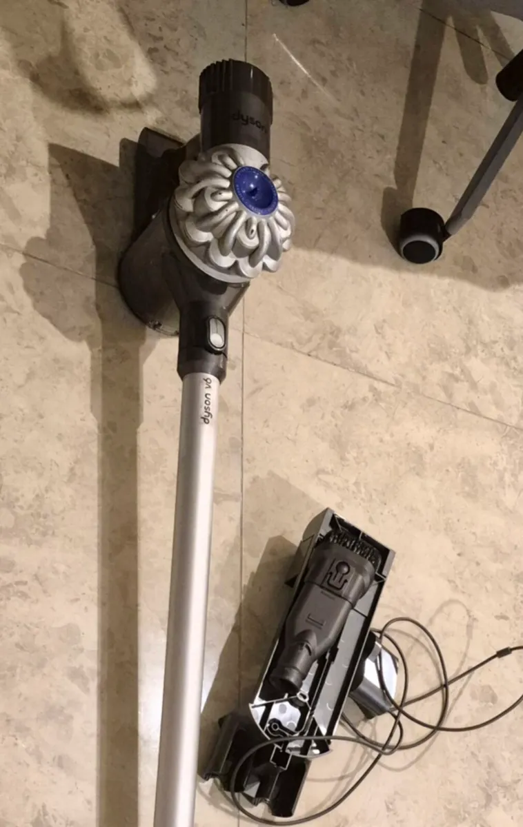 CORDLESS DYSON V6 VACUUM WORKING PERFECT  CHARGER - Image 1