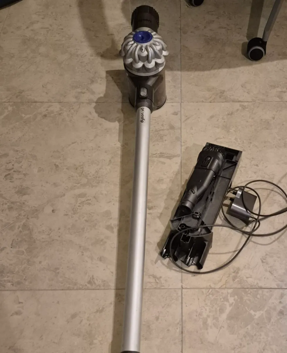 CORDLESS DYSON V6 VACUUM WORKING PERFECT  CHARGER - Image 2