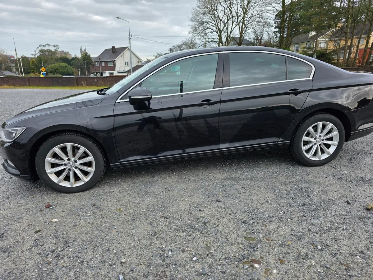 Volkswagen Passat 2016 - Image 2