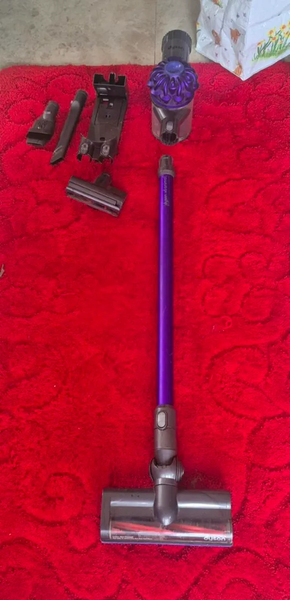 CORDLESS DYSON V6 VACUUM WORKING PERFECT  CHARGER - Image 2