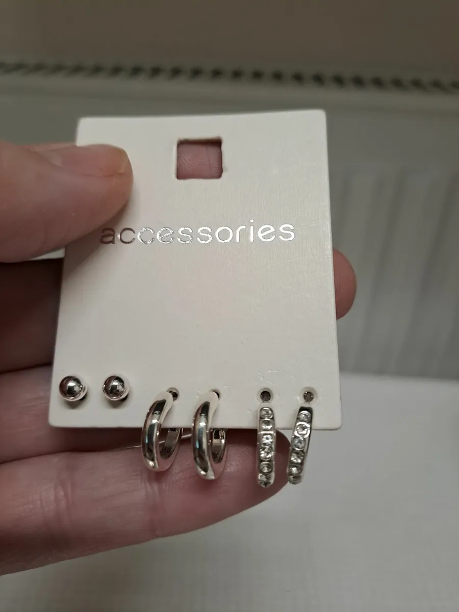 4 sets of earrings - Image 3