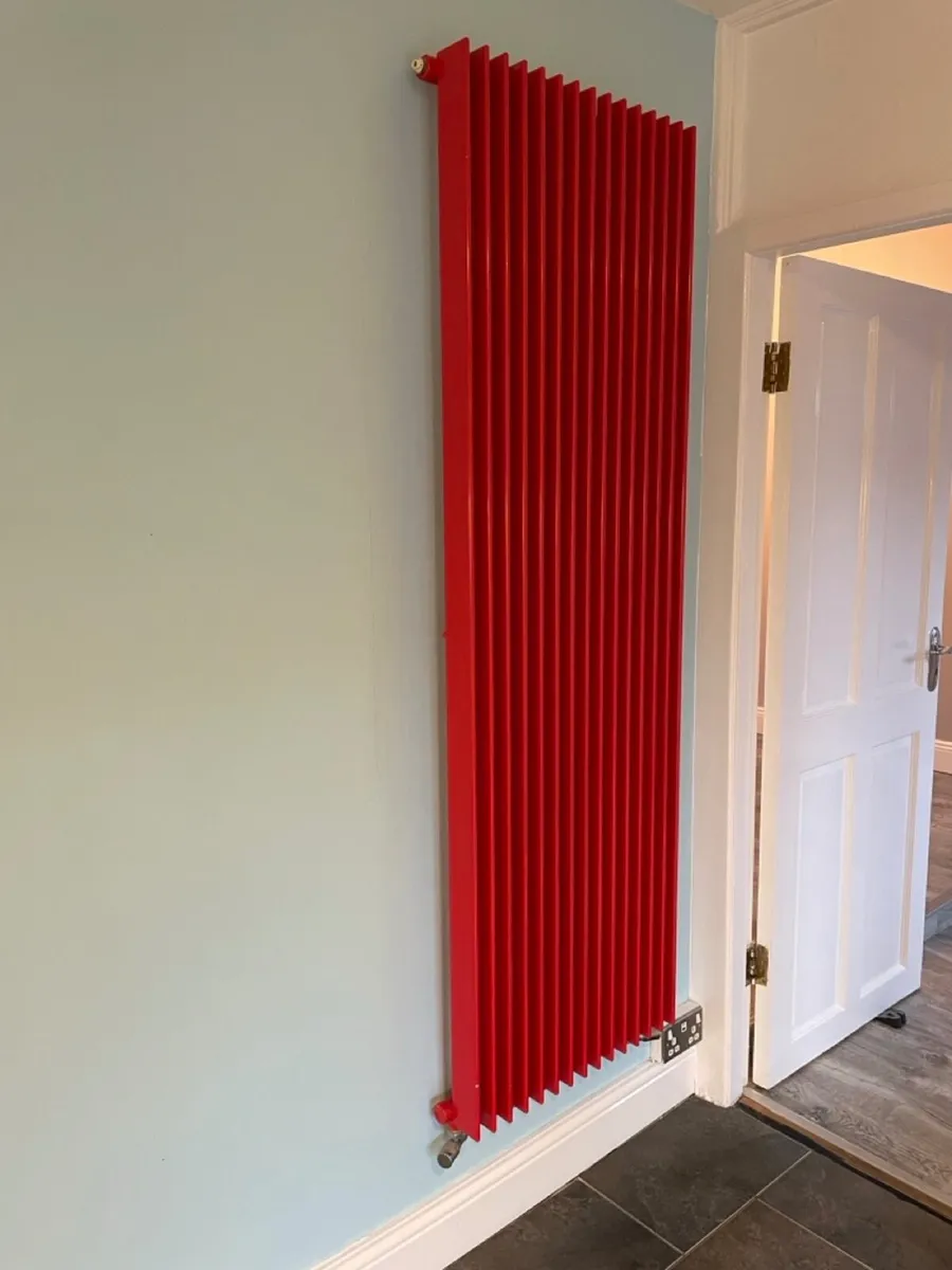 Red vertical radiator - Image 1