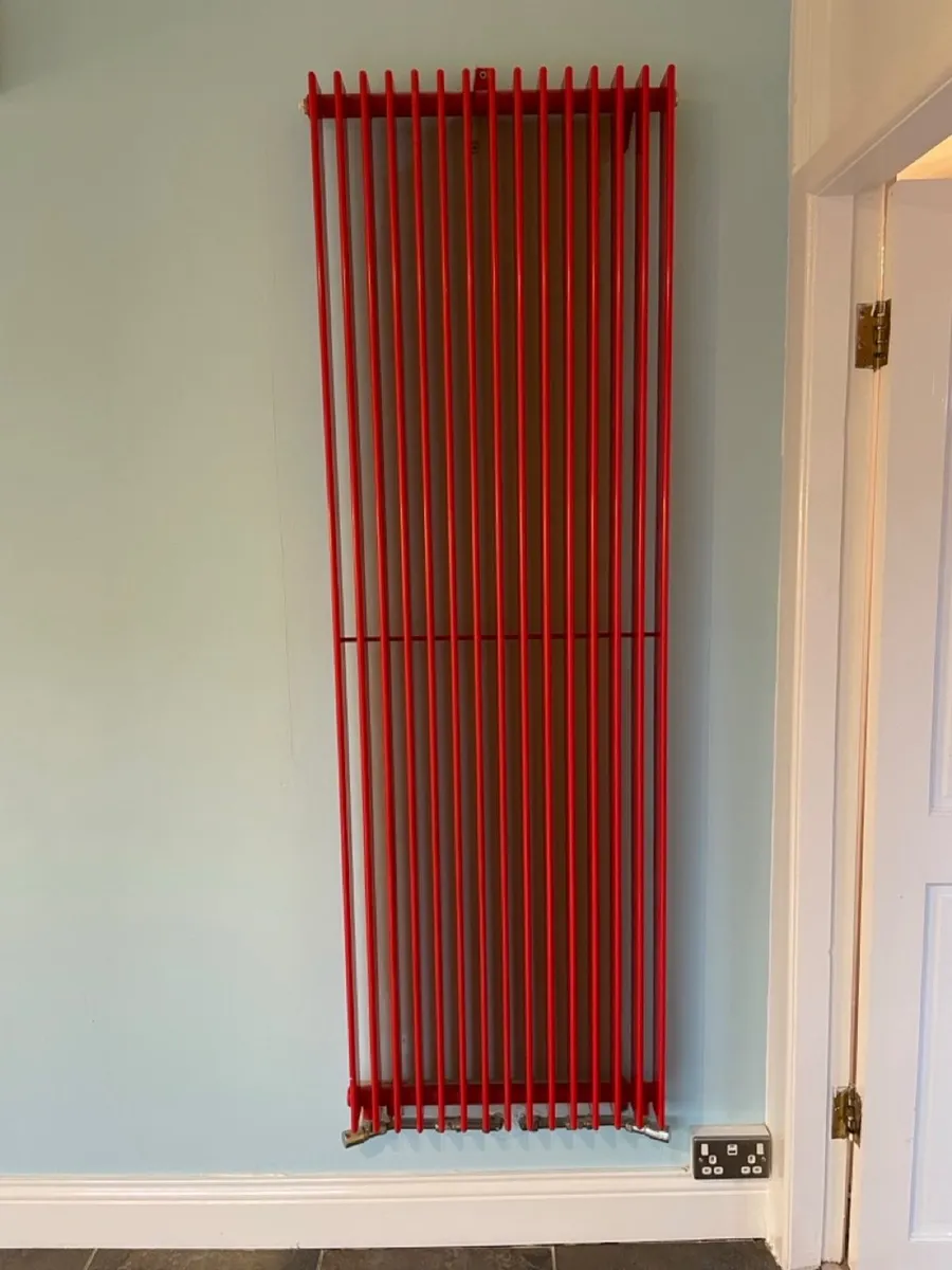 Red vertical radiator - Image 2