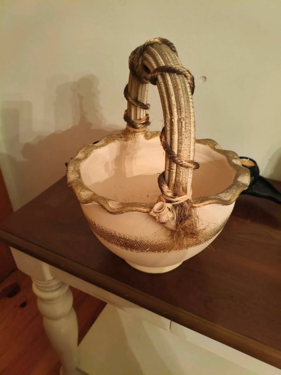 Beautiful new lamp ,35 Euro ,basket,25,vase 20 - Image 4