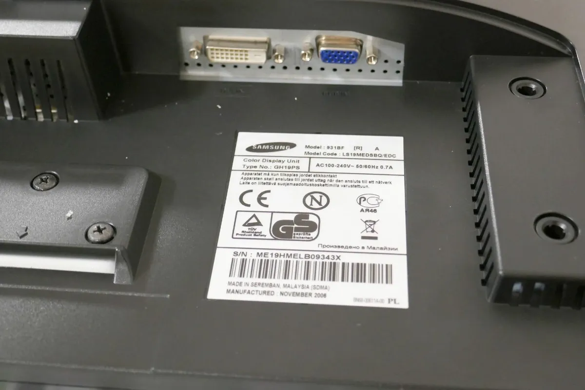 Samsung 19" screen scratched - Image 4