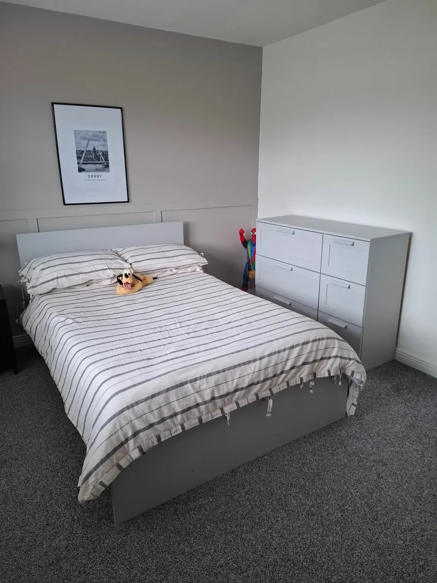 Bedroom furniture - Image 1