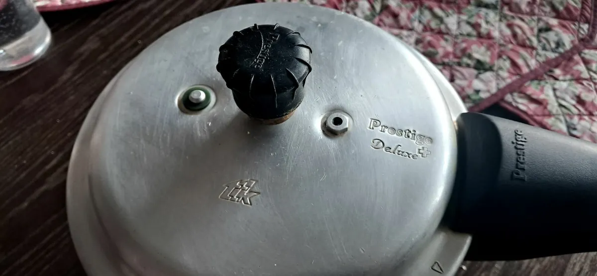 Prestige pressure cooker 3 Ltr plus 3 new Cooker g - Image 3