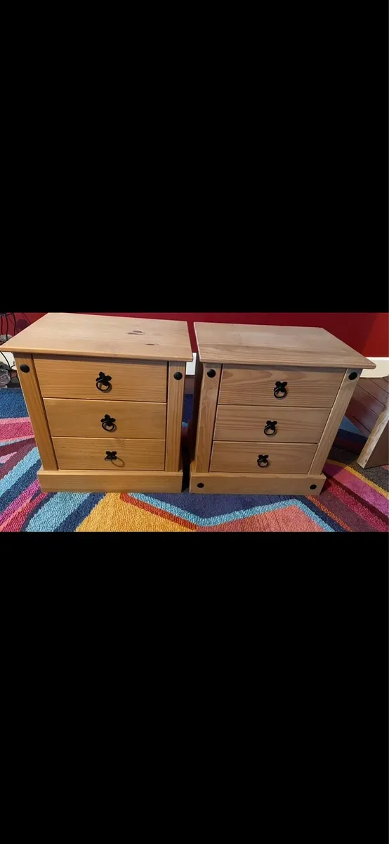 2 lockers and matching table - Image 1