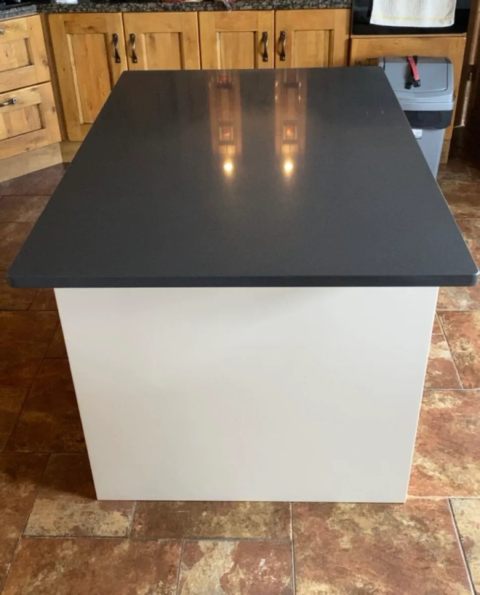 Kitchen island - Image 1