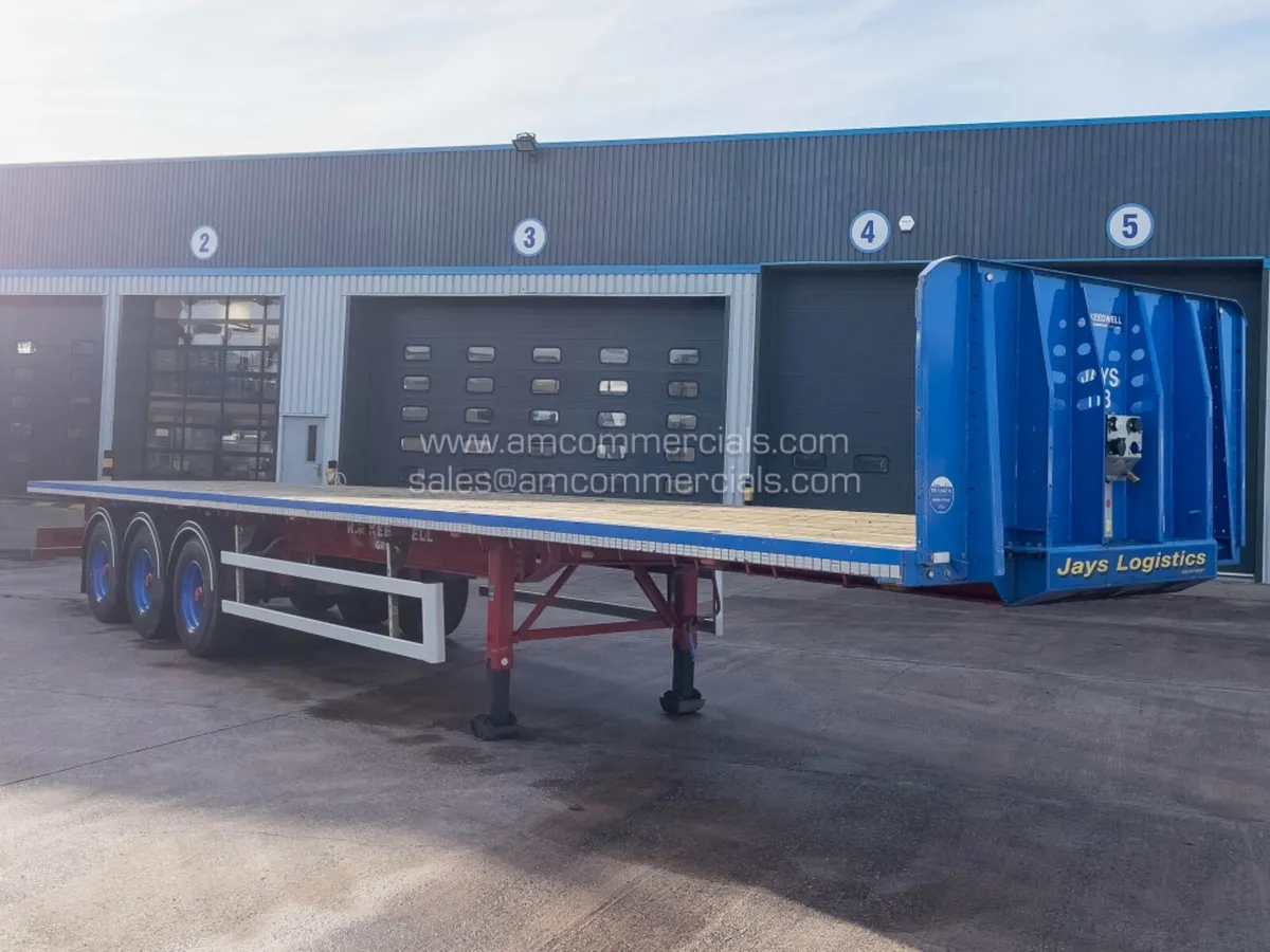 2021 SDC FLATBED TRI AXLE TRAILER - Image 1