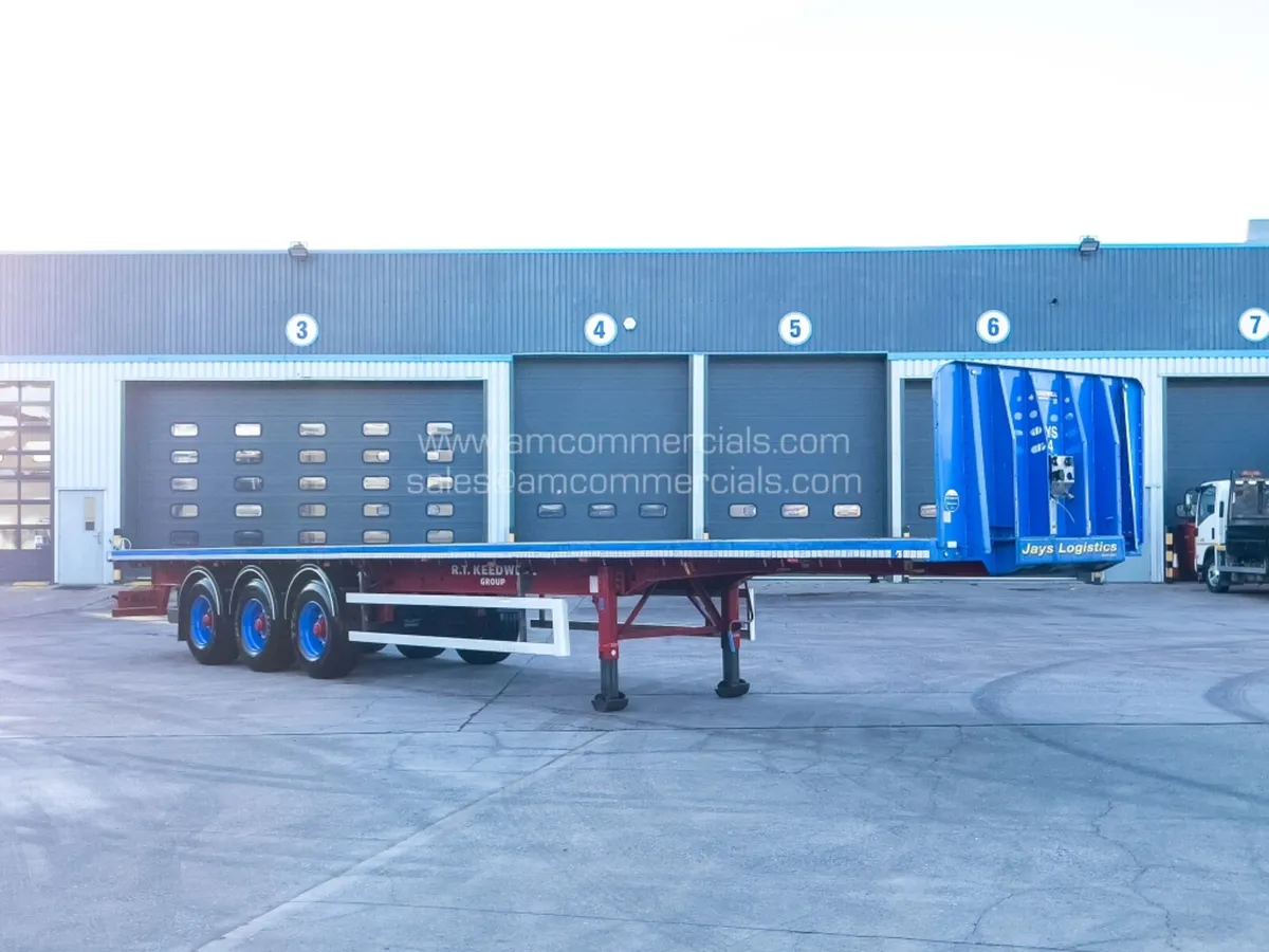 2021 SDC FLATBED TRI AXLE TRAILER - Image 1