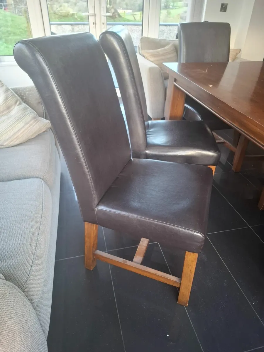 Solid wood dining table and 6 leather style chairs - Image 2