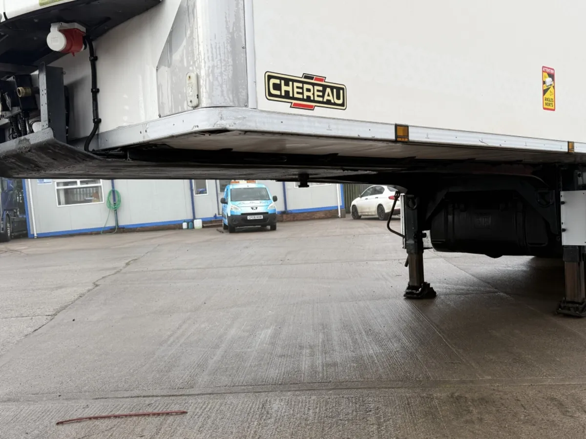 2017 CHEREAU FRIDGE TRAILER WITH RAILS - Image 4