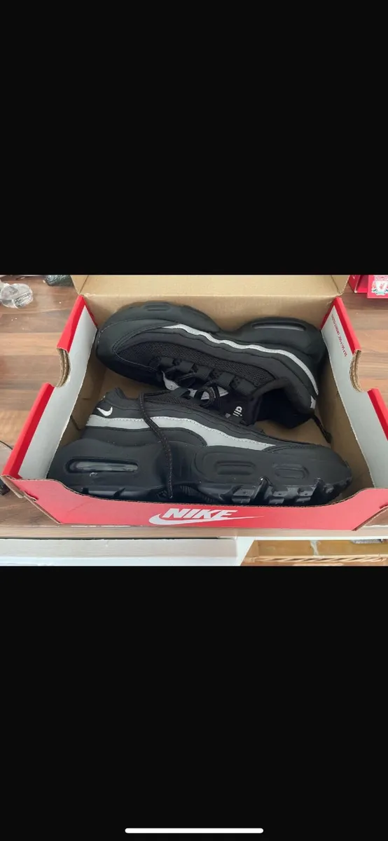 Boys shoes shoes size 1.5