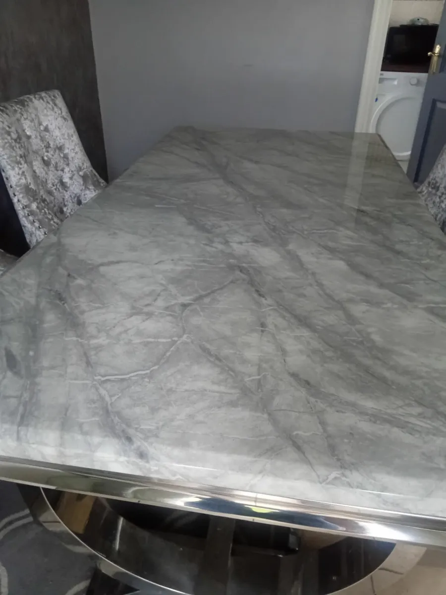 Dining table - Image 1