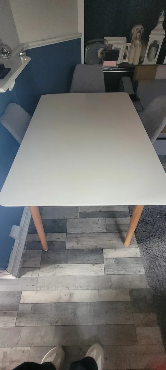 Dining table - Image 1