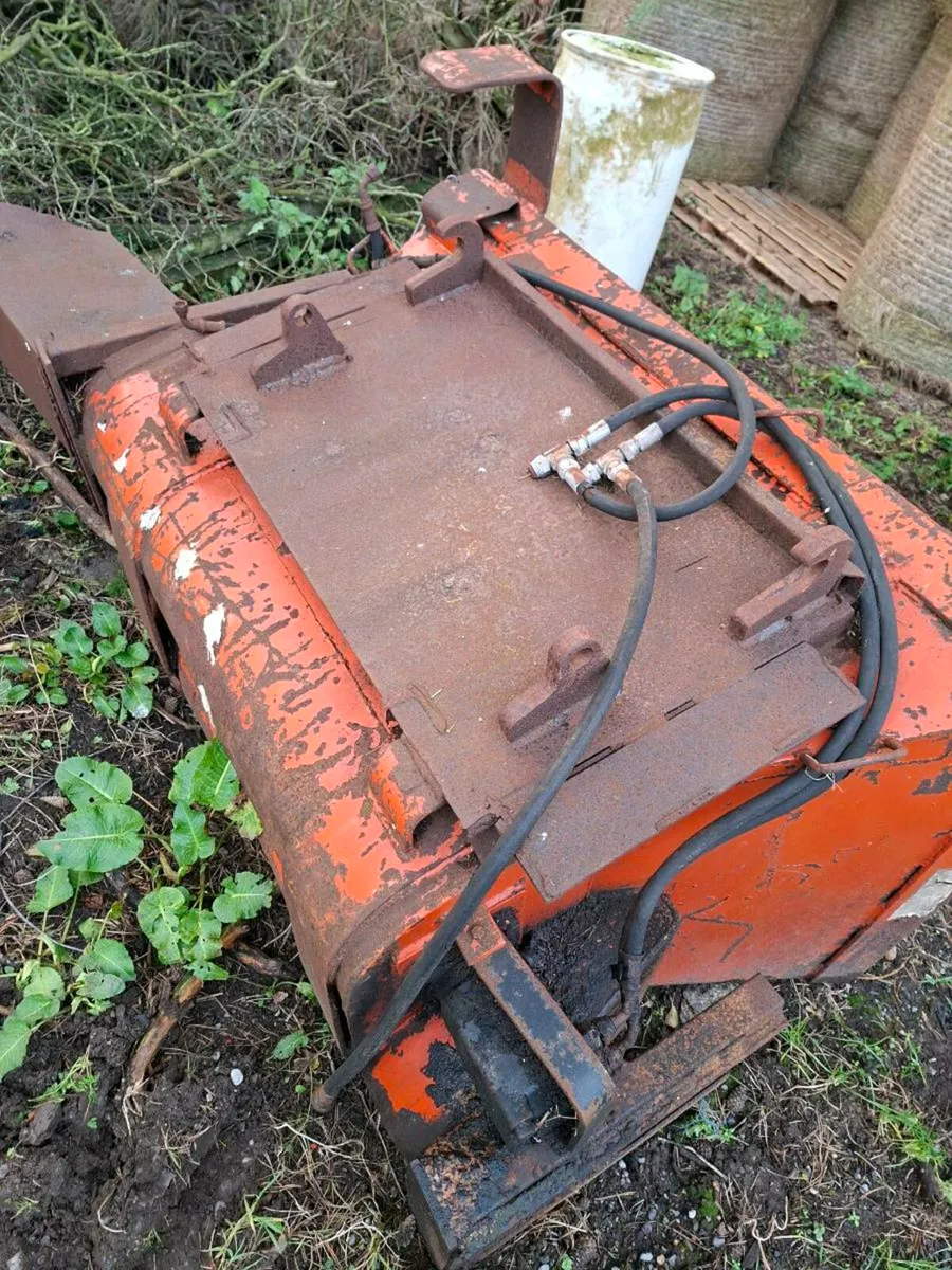 Auger Feed Bucket - Image 1