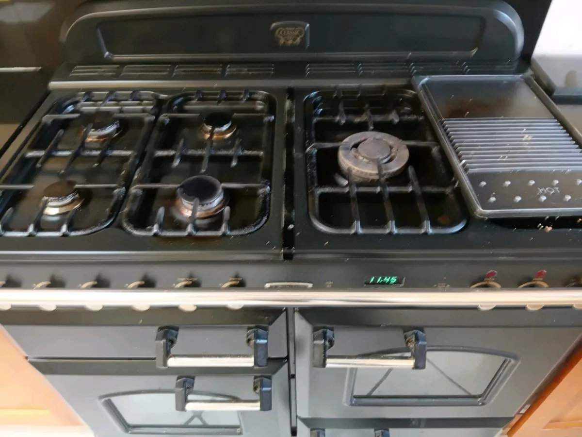 Natural gas range oven and extractor - Image 1