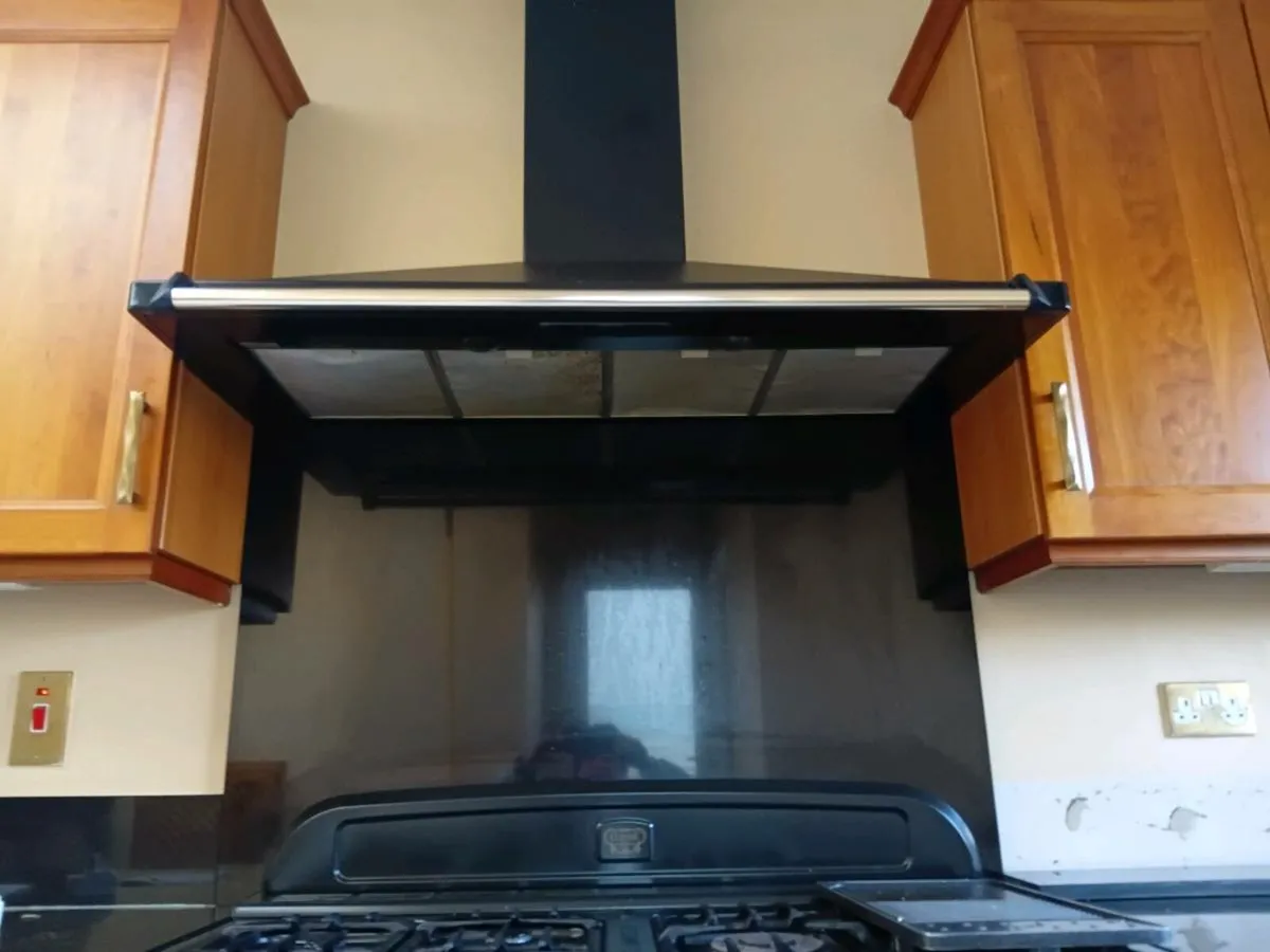 Natural gas range oven and extractor - Image 3
