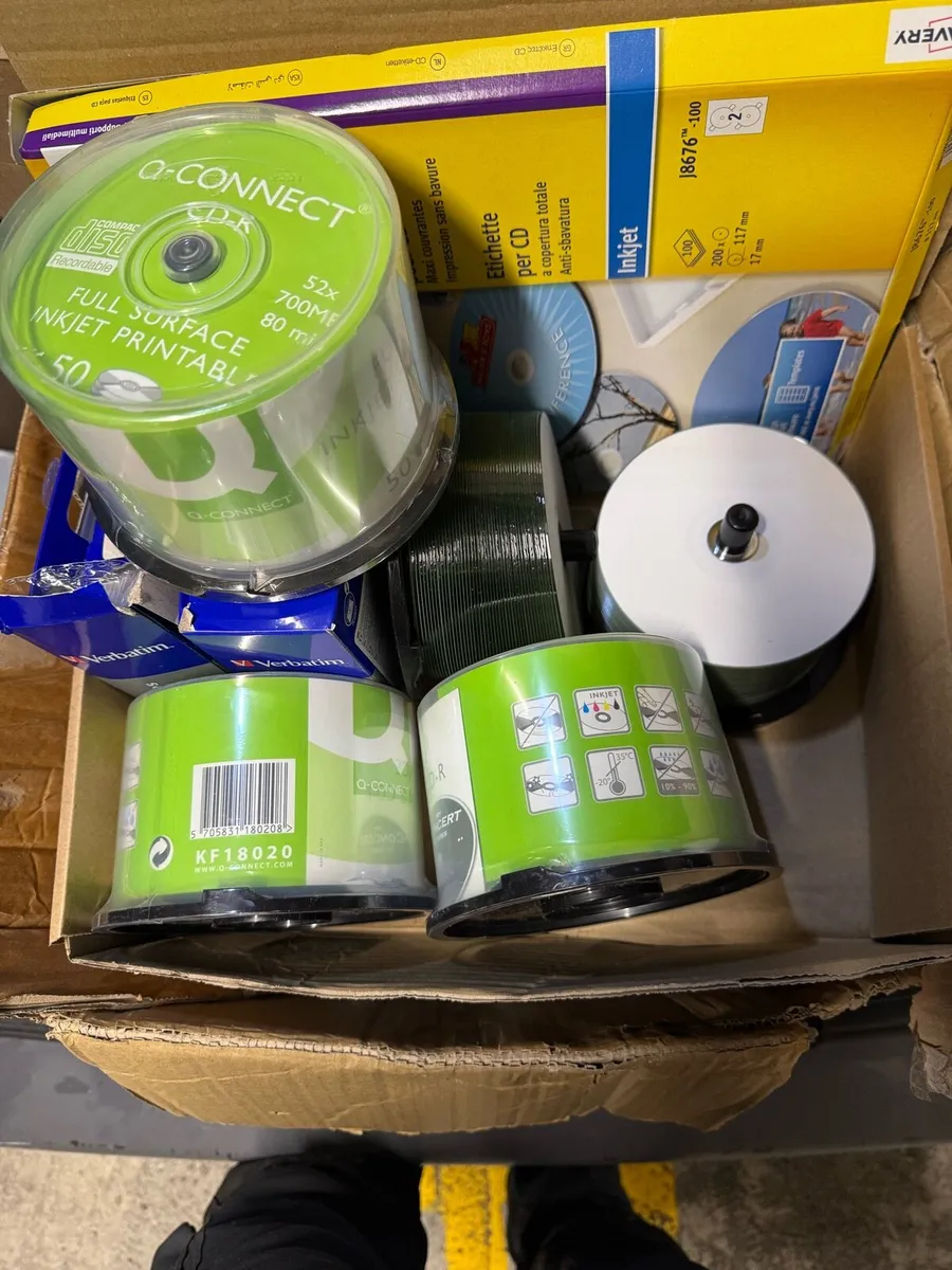 200+ Blank CD-R discs with covers. - Image 1