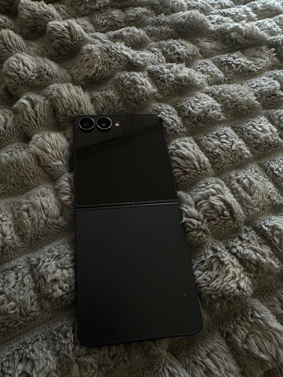 Samsung Z Flip 7 - Image 2