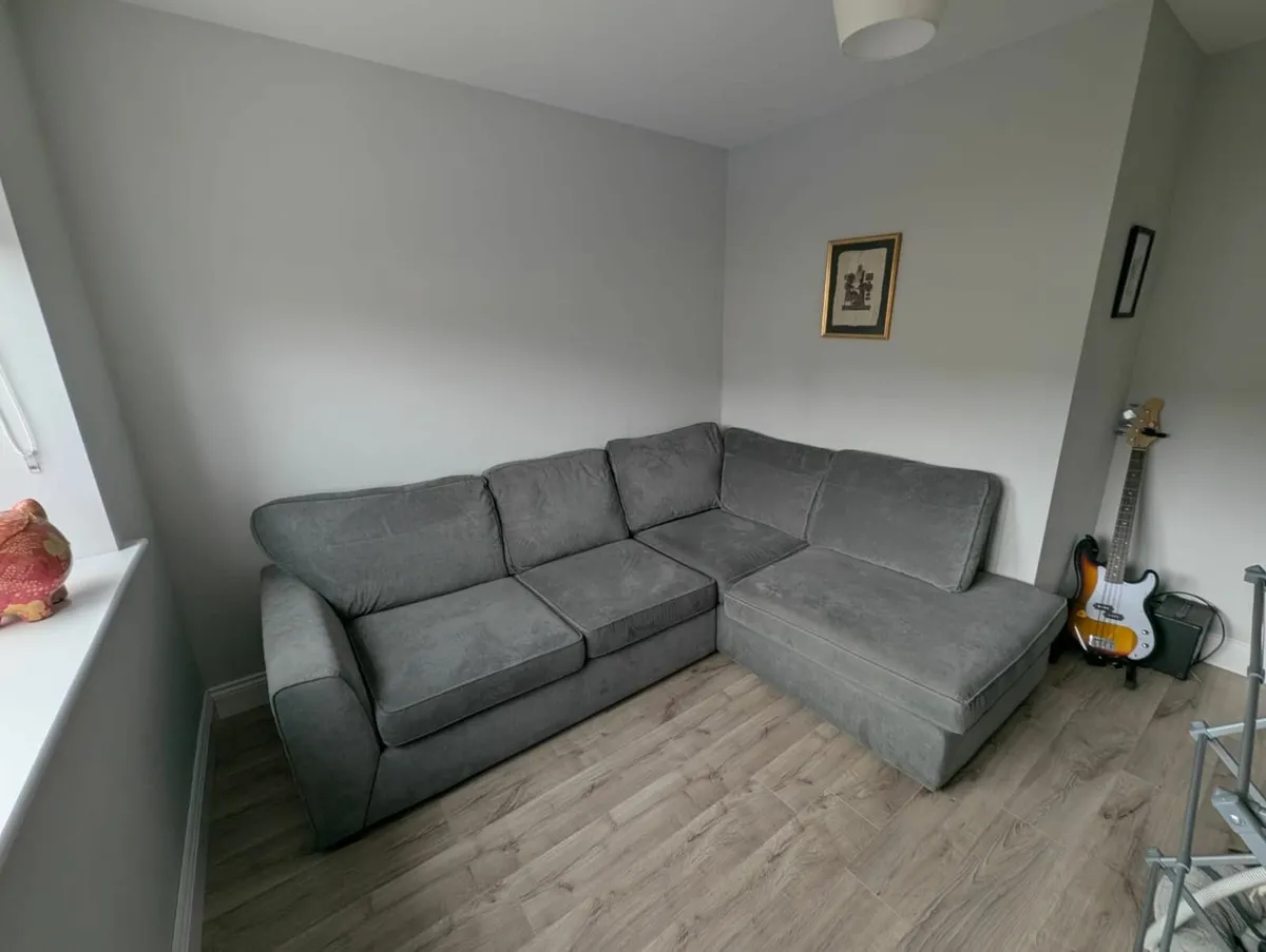 Corner couch - Image 1