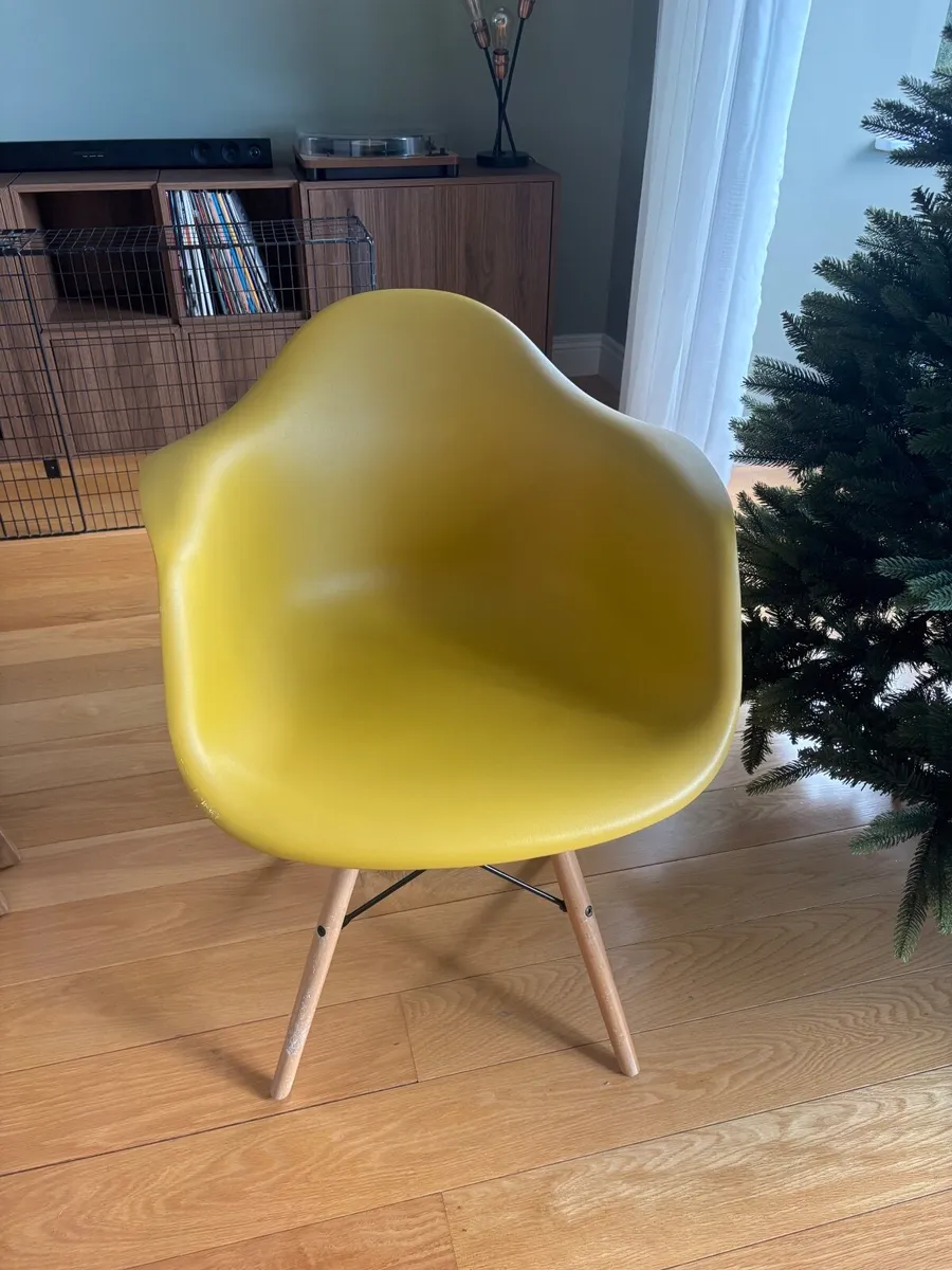 Yellow sklum chair - Image 1