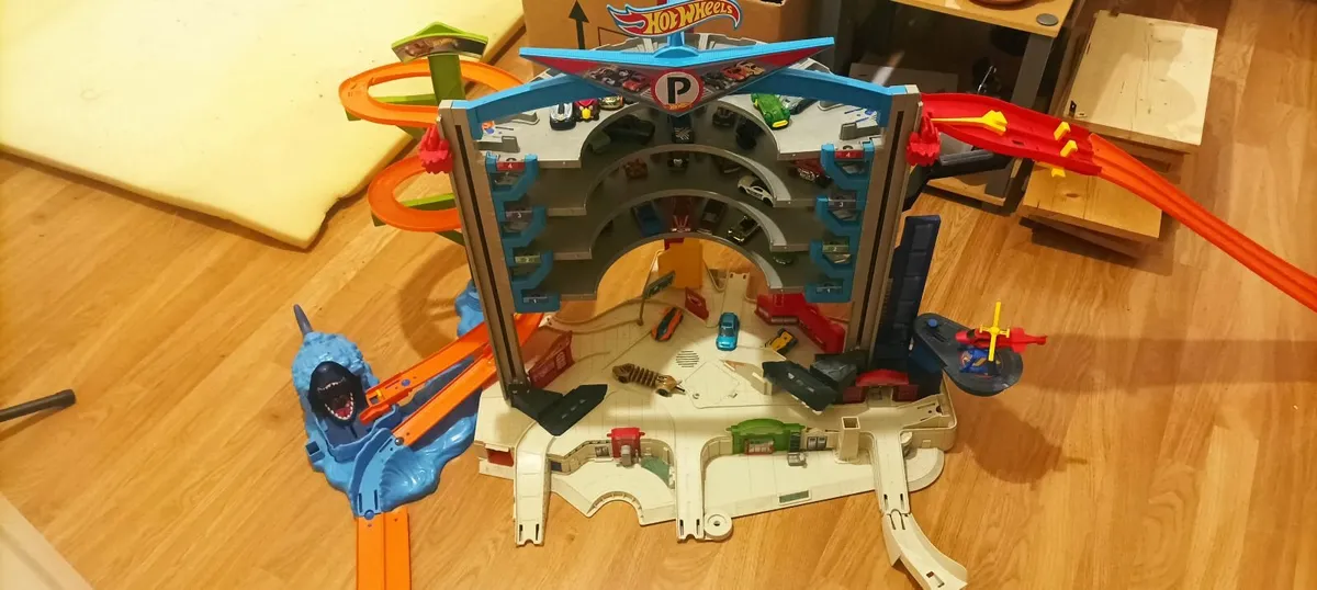 Hot Wheels Mega Shark Garage - Image 3