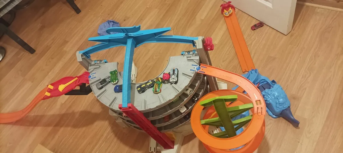 Hot Wheels Mega Shark Garage - Image 4