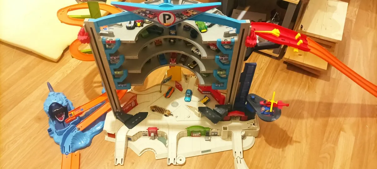 Hot Wheels Mega Shark Garage - Image 1