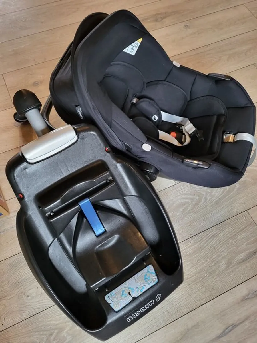 Maxi cosi Baby seat and Isofix - Image 1