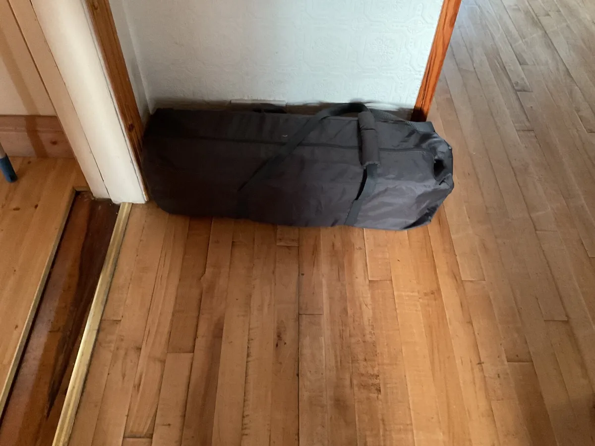 Travel cot in excellent condition - Image 2