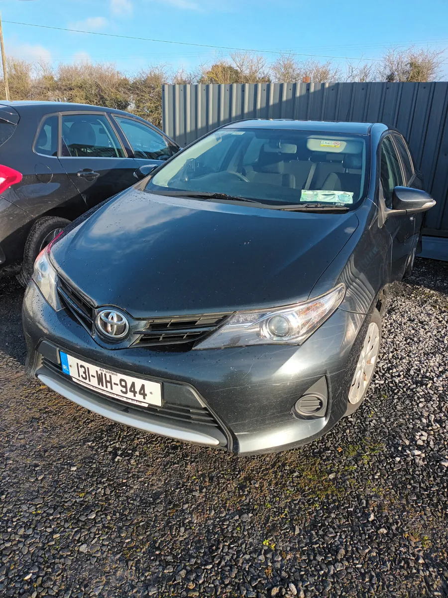 Toyota Auris 2013 - Image 2