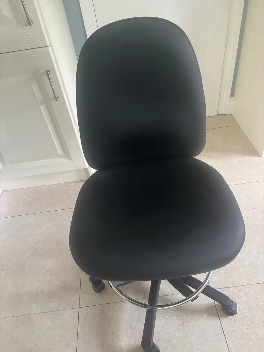 Office chair - Image 1