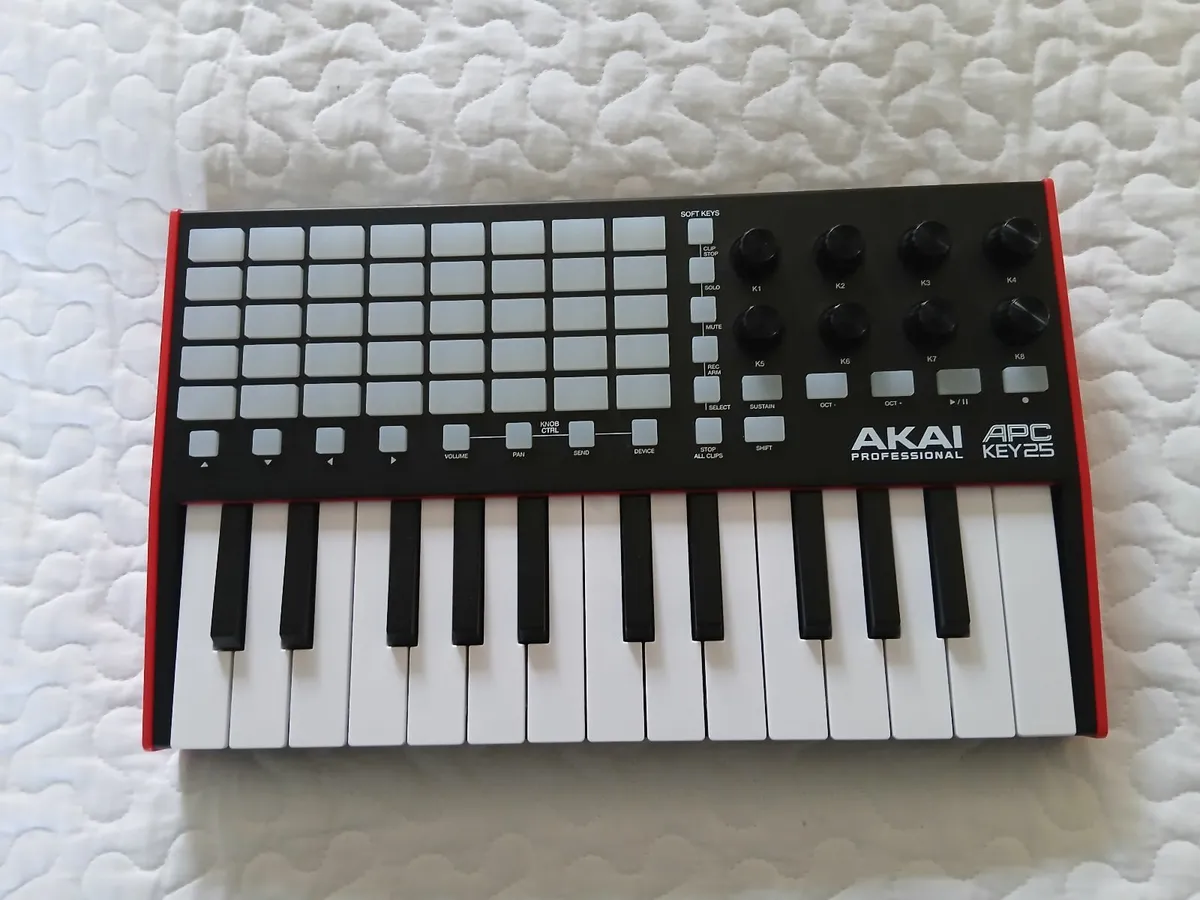 AkaI Professional APC Key25 Keyboard QUICK SALE - Image 1
