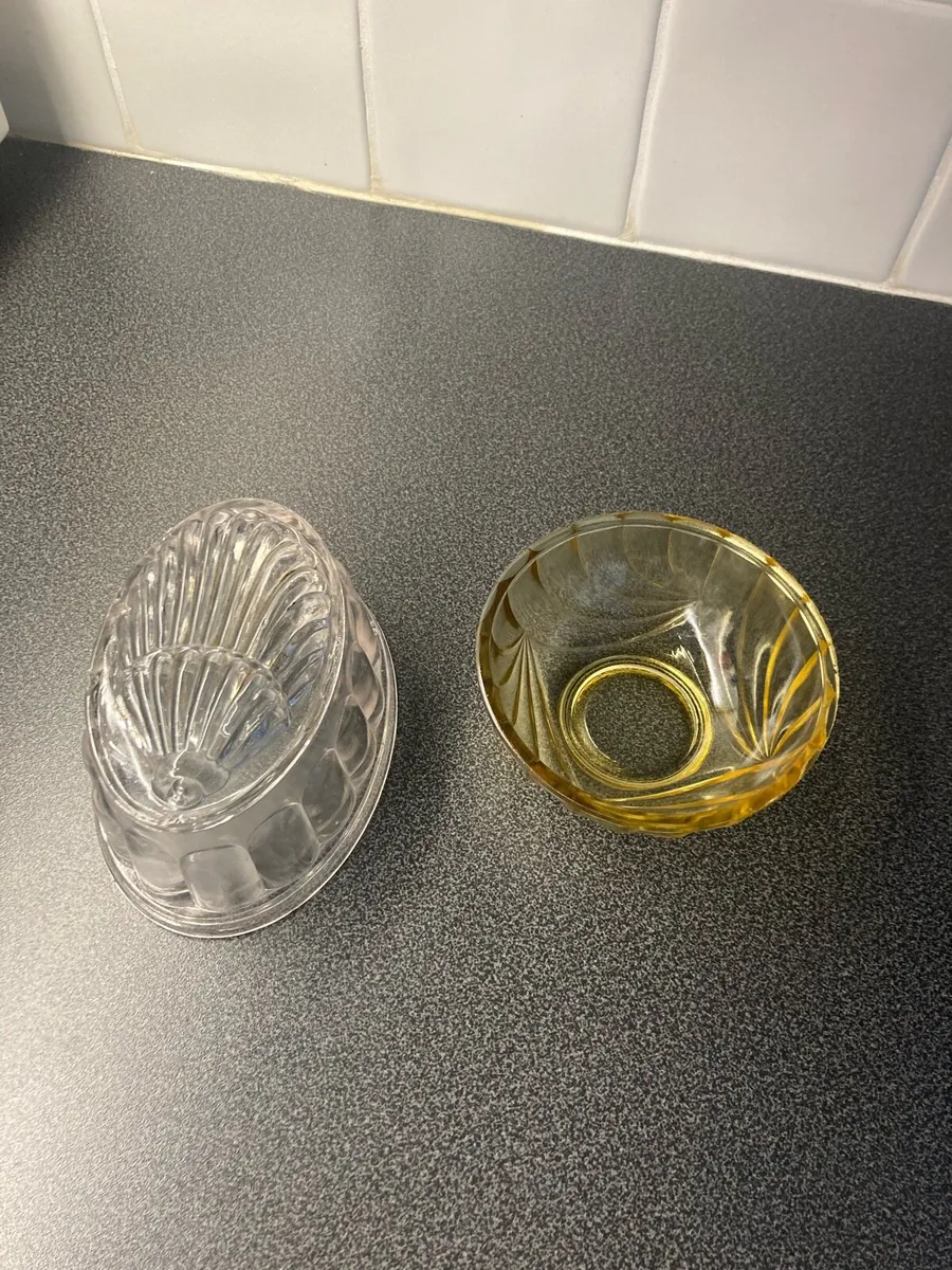 Vintage jelly mould and small yellow glass bowl - Image 1