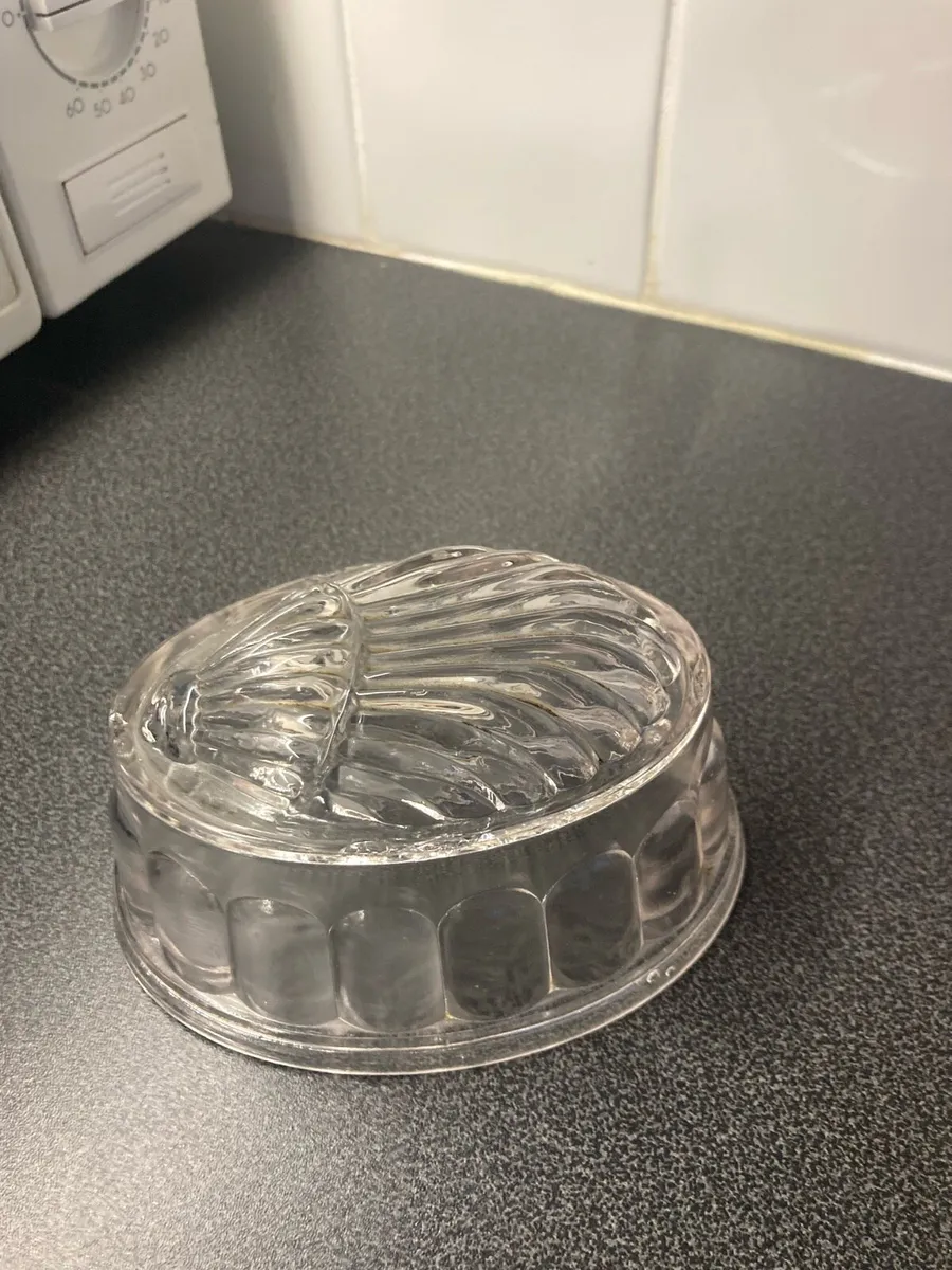 Vintage jelly mould and small yellow glass bowl - Image 2